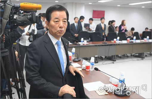 [포토]한민구 장관, 국방비 증강 당정 참석
