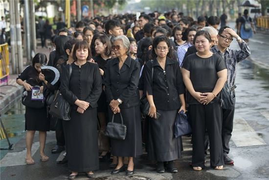 "관광객, 검은옷 안 입어도 된다"…해명 나선 태국