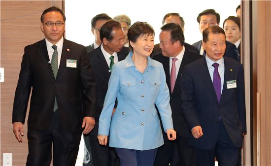 박근혜 대통령이 18일 강원도 평창 알펜시아에서 열린 2016 지구촌 새마을 지도자대회 개막식에 참석하고 있다. <사진제공: 연합뉴스>