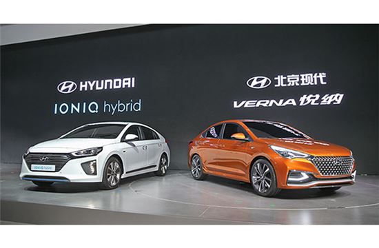 지난 4월 베이징모터쇼에서 공개된 현대차의 위에나(영문명 베르나, 오른쪽)와 아이오닉 하이브리드.
