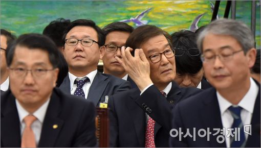 [포토]머리 긁쩍이는 이동걸 산업은행장