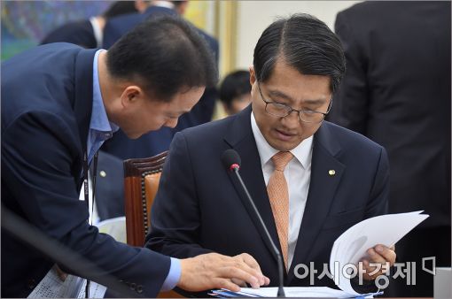 [포토]보고 받는 진웅섭 금감원장