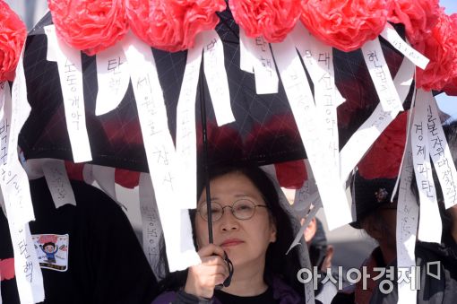 [포토]'블랙리스트 예술가의 우산'