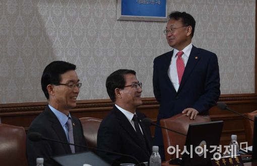 [포토]유일호 부총리, '아이고 허리야' 