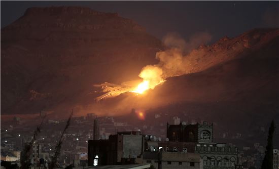 [포토]사우디 공습받는 예멘…19일부터 휴전 합의