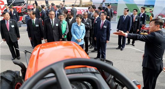 박근혜 대통령은 18일 강원도 평창 알펜시아에서 열린 '2016 지구촌새마을지도자대회'에 참석해 전시된 농기계를 둘러보고 있다. <사진설명: 연합뉴스>