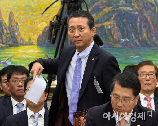 [포토]굳게 입다문 권영수 LG유플러스 부회장