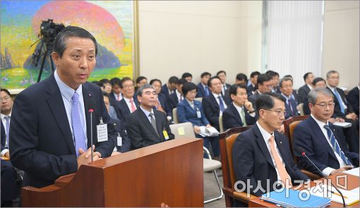 [포토]답변하는 권영수 LG유플러스 부회장