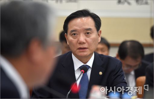 김현웅 법무장관 일주일만에 사표 수리…29일 이임식