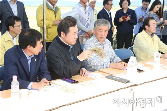 박병종 전남 고흥군수가 지역 현안사업 해결을 위해 국회를 방문한 자리에서 수발아 피해 벼 전량매입과 농작물 재해보험 피해율 적정 산정 등을 건의했다. 사진은 지난 17일 이낙연 전남도지사가 피해지역 현장 방문한 모습