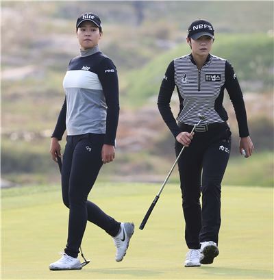 전인지(왼쪽)와 박성현이 KB금융챔피언십에서 2주 연속 자존심 대결을 펼친다.