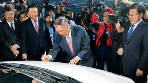 18일(현지시간) 중국 허베이성 창저우시에서 열린 현대자동차 창저우공장 준공식에서 정몽구 현대자동차그룹 회장(가운데)이 공장의 첫 번째 생산 모델인 '위에나'에 기념 사인을 하고 있다.