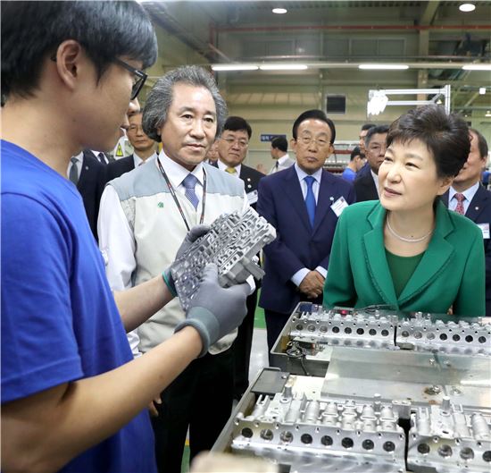 박근혜 대통령이 19일 구미산업단지에 입주한 중소기업을 방문해 생산 부품에 대한 설명을 듣고 있다.