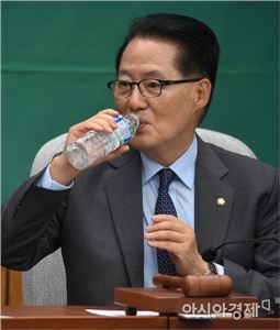 [포토]물 마시는 박지원 비대위원장