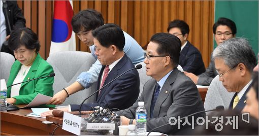 [포토]발언하는 박지원 비대위원장