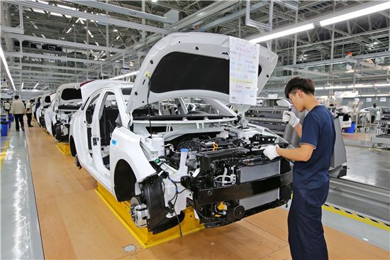 현대차 창저우공장 생산직 직원이 차체에 모듈을 조립하고 있다.