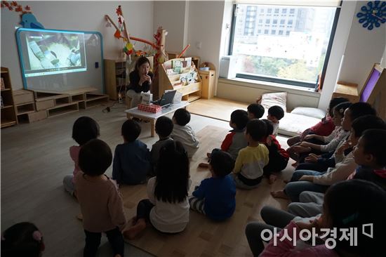 어린이집 아이들이 지진대피 교육을 듣고 있다. (사진=SK행복어린이집)
