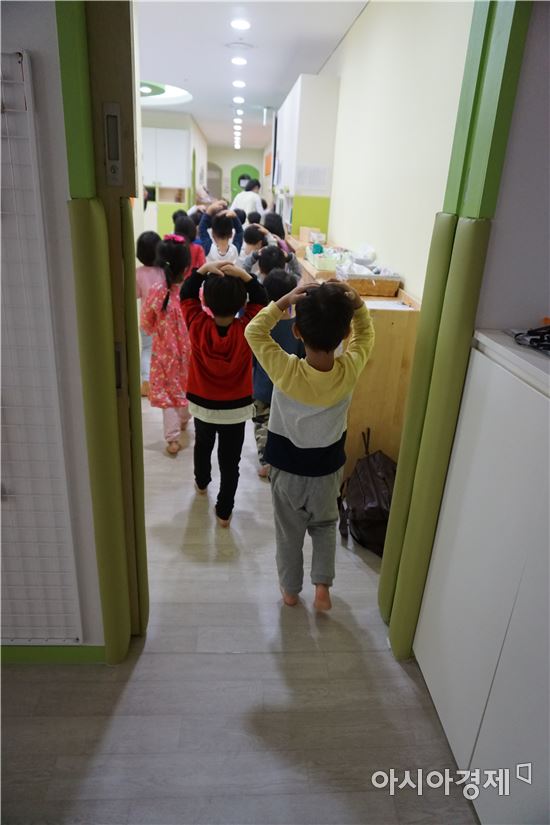 19일 오후 서울 종로구 SK행복어린이집 아이들이 지진대피 훈련 중 선생님 지시에 따라 대피하고 있다. (사진=SK행복어린이집)