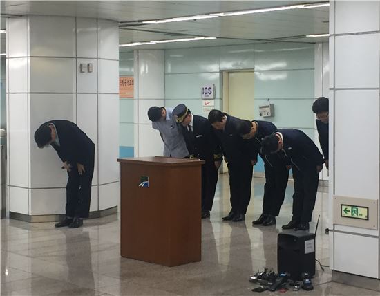 ▲서울도시철도공사 관계자들이 19일 김포공항역사에서 사건 관련 브리핑을 열고 사과 인사를 하고 있다.