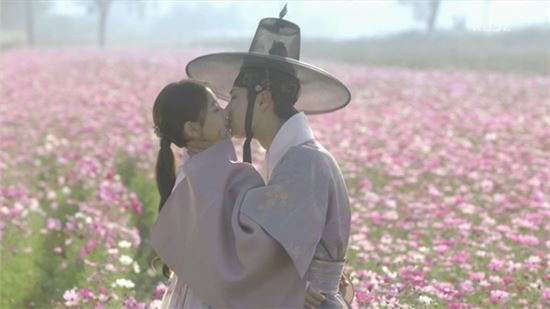 ‘구르미 그린 달빛’ 미성년 김유정 노출·키스에 꺼내든 ‘옐로카드’