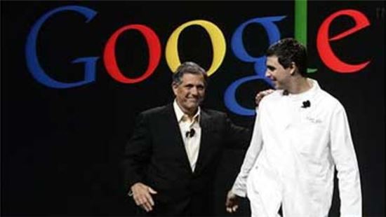 구글 모회사 알파벳의 최고경영자(CEO) 래리페이지와 레슬리 문베스 CBS CEO가 지난 2006년 국제전자제품박람회(CEO) 무대에 함께 오른 모습