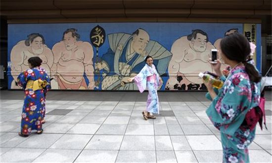 대만 관광객들이 일본 전통의상인 기모노를 입고 사진촬영을 즐기고 있다.(사진출처=AP)