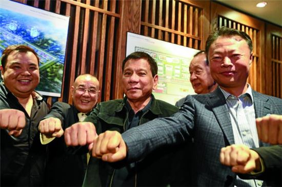 19일(현지시간) 중국 베이징을 방문 중인 로드리고 두테르테 필리핀 대통령(왼쪽 세 번째)=Presidential Photo