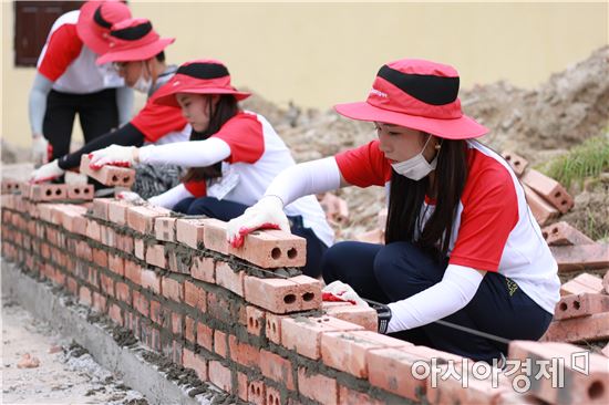 ▲LG디스플레이 임직원 봉사단이 베트남 트란두엉 중학교에서 학교 담장 공사를 하고 있다.(제공=LG디스플레이)