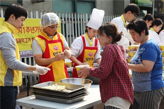 오뚜기 봉사단이 한국조리과학고와 함께 14일 광명장애인종합복지관에서 진행한 밥차 자원봉사활동을 하고 있다.