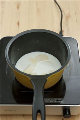 2. 냄비에 감자와 우유 1컵을 넣고 끓여 감자가 익으면 곱게 으깬 다음 소금, 후춧가루로 간을 한다. 
