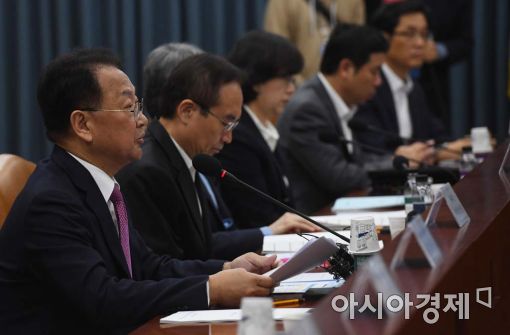 [포토]유일호 "재정건전화법, 10월중 국회 제출" 