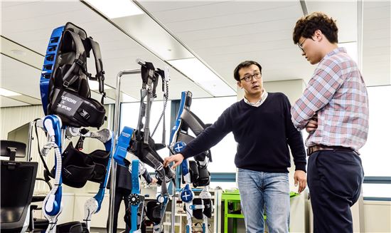 정경모 현대차 중앙연구소 인간편의연구팀 책임연구원(왼쪽)이 웨어러블 로봇을 설명하고 있다. 