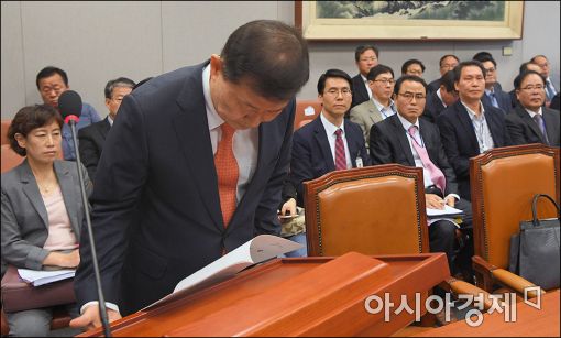 [포토]인사하는 이성호 인권위원장