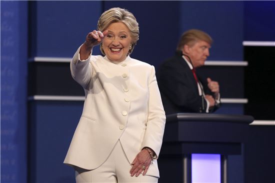 ▲힐러리 클린턴 민주당 대선후보(왼쪽)이 웃으며 손을 흔들고 있다. 뒤에는 도널드 트럼프 공화당 대선후보가 서 있다. (EPA=연합뉴스)
