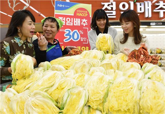 20일 서울 서초구 농협하나로클럽 양재점에서 모델들이 ‘안전한 HACCP 절임배추’를 선보이고 있다. 