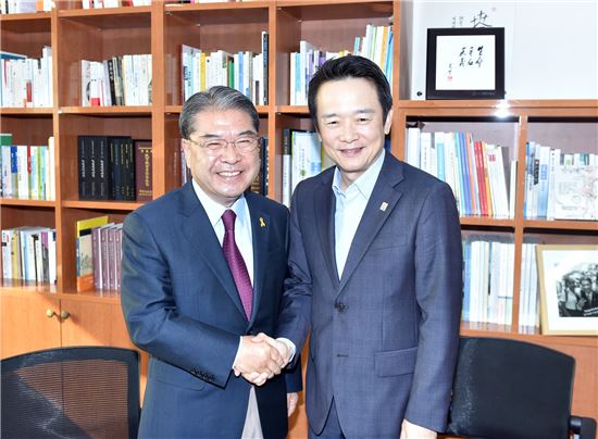 남경필 경기지사(오른쪽)와 이재정 경기도교육감이 교육행정협의회에 앞서 반갑게 악수를 하고 있다.