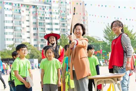 [포토]활쏘기 체험한 김수영 양천구청장 