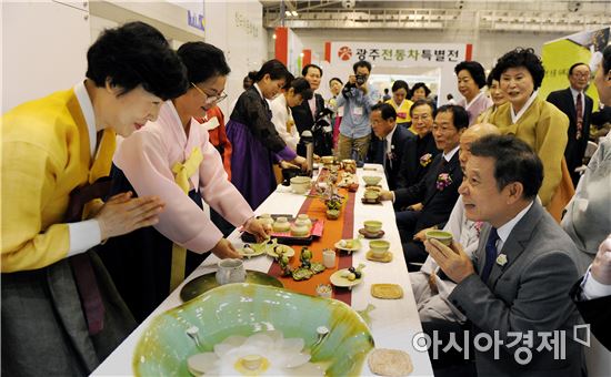 [포토]윤장현 광주시장,광주국제차문화전시회 참석