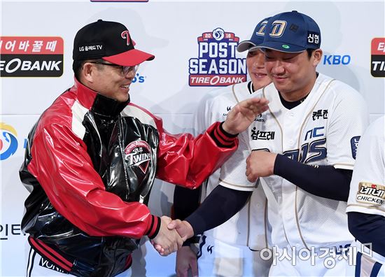 [포토]양상문 감독 '태군이, 예뻐서 그래~'