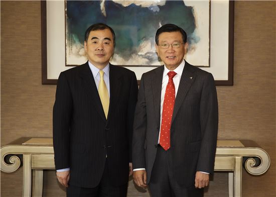 20일 박삼구 한중우호협회장(사진 오른쪽)이 쿵쉬안유 중국 외교부 부장조리를 만나 기념촬영을 하고 있다.
