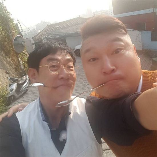 '한끼줍쇼' 이경규X강호동, 숟가락 물고 익살 셀카…티격태격 아재 케미