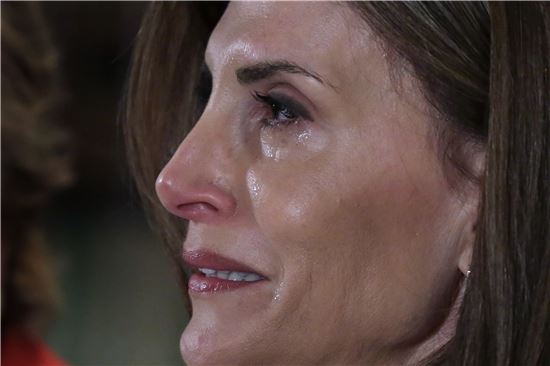 [포토]트럼프 성추행으로 고발한 10번째 여성 나타났다…'눈물만 주륵'