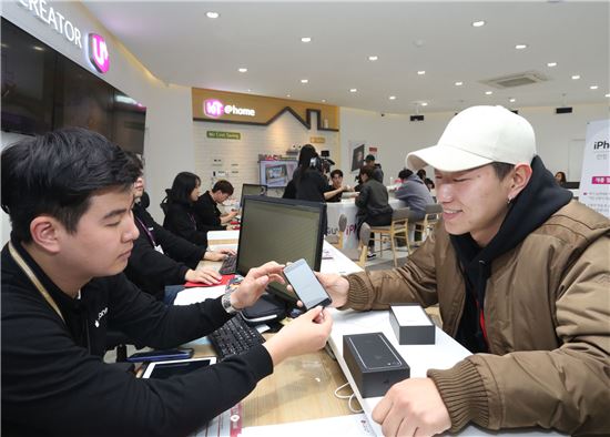 서울 강남직영점 1호 가입자 최충식(서울 강남구, 22세)씨가 LG유플러스 매장에서 아이폰 7 개통을 하고 있다.
