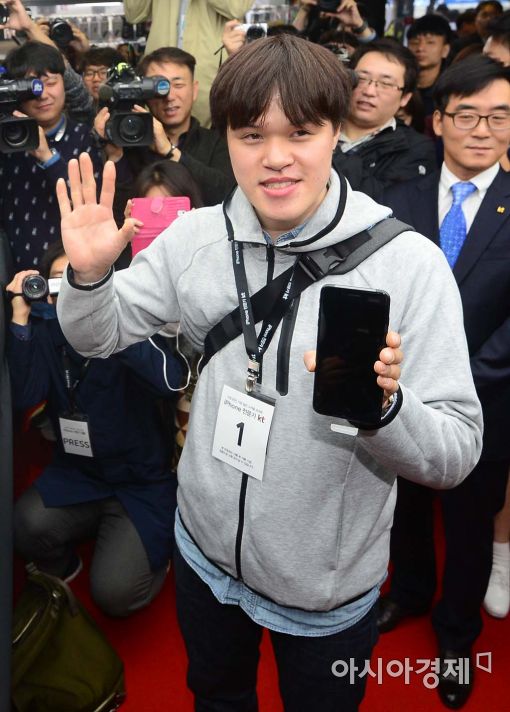 [포토]'제가 아이폰7 1호 개통자입니다' 
