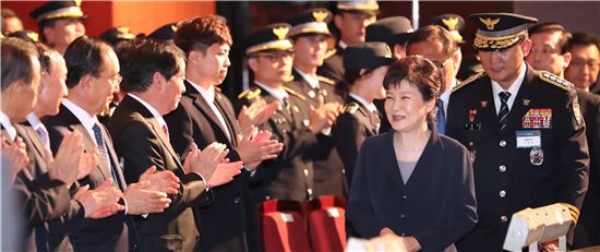 박근혜 대통령이 21일 제71회 경찰의날 기념식에 참석하고 있다. <사진제공: 청와대>