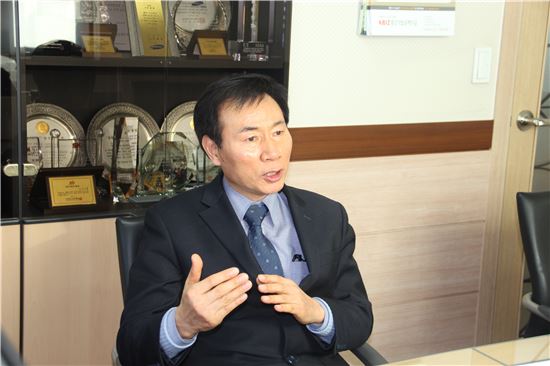 최태웅 경성오토비스 대표가 내년 1월 출시 예정인 자동물걸레청소기 신제품에 대해 이야기를 하고 있다.
