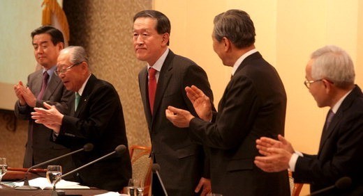 ▲허창수 전경련 회장(가운데)이 2013년 2월 서울 세종로 플라자호텔에서 개최된 '제52회 전경련 정기총회'에서 34대 회장으로 재선임된 후 축하를 받고 있다.