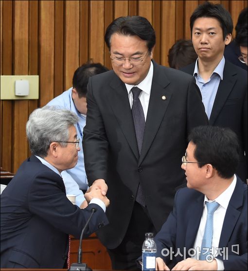 [포토]인사 나누는 정진석·이철우