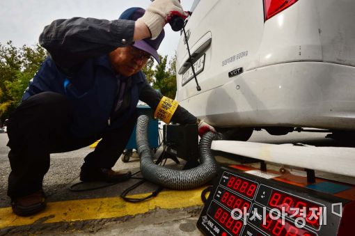 [포토]자동차 배출 가스 점검 시연 