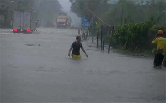 태풍 하이마가 상륙한 필리핀 북부지역에 사람 허벅지가 잠길 정도의 폭우가 내렸다. (사진출처=AP)